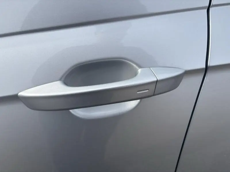 Poignée de porte côté gauche en Reflet d'Argent métallisée sur Volkswagen Taigo 2025 finition VW Edition.