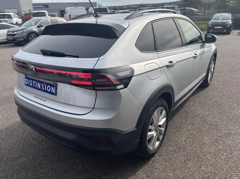 Vue 3/4 arrière droite d'un Volkswagen Taigo 2025 Reflet d'Argent métallisé avec feux arrière LED et vitres surteintées.