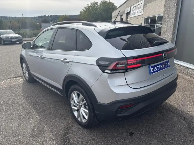 Volkswagen Taigo 2025 Reflet d'Argent vue 3/4 arrière droite avec feux arrière LED et barres de toit noires