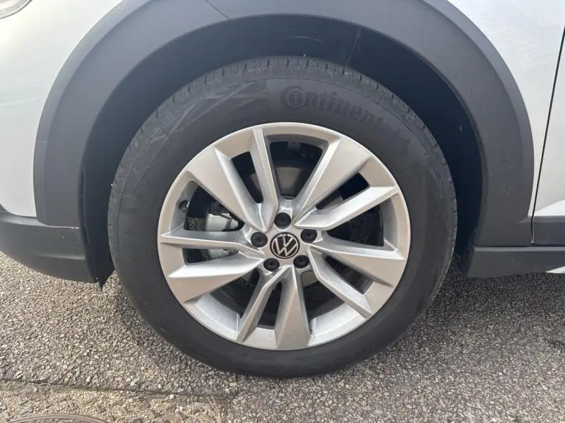 Gros plan sur la roue avant gauche d'un Volkswagen Taigo 2025 Reflet d'Argent avec jante alliage et pneu Continental.
