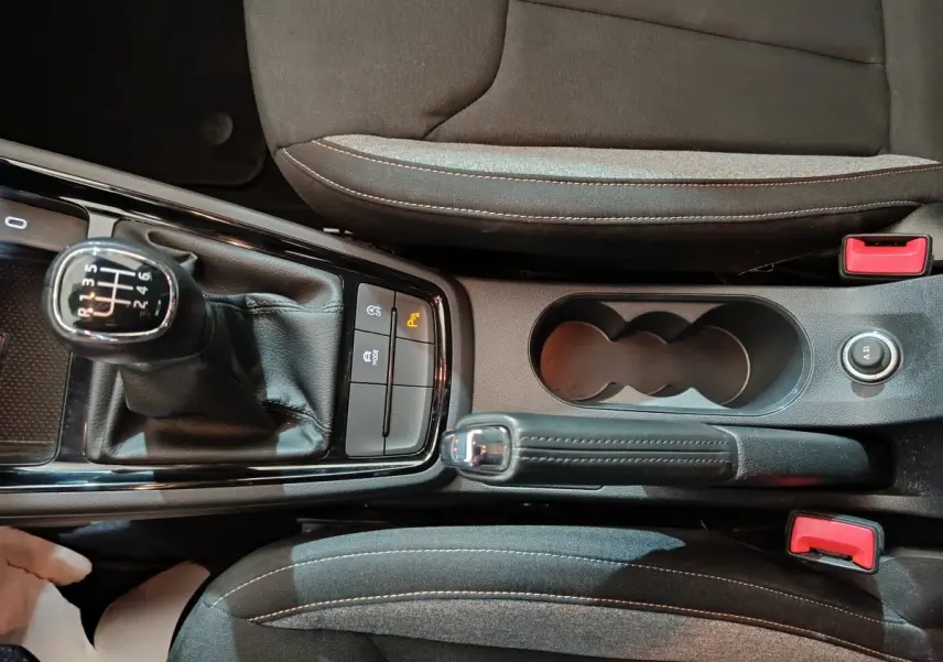 Vue plongeante sur la console centrale noire du Skoda Kamiq 2024 avec levier de vitesse manuel et frein à main cuir.