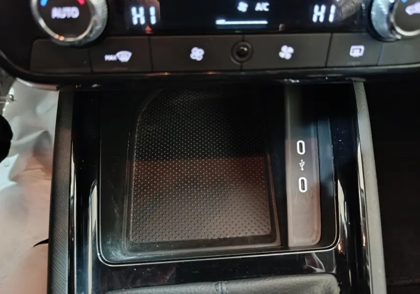 Vue rapprochée de la console centrale noire du Skoda Kamiq 2024 avec ports USB et commandes de climatisation digitales.