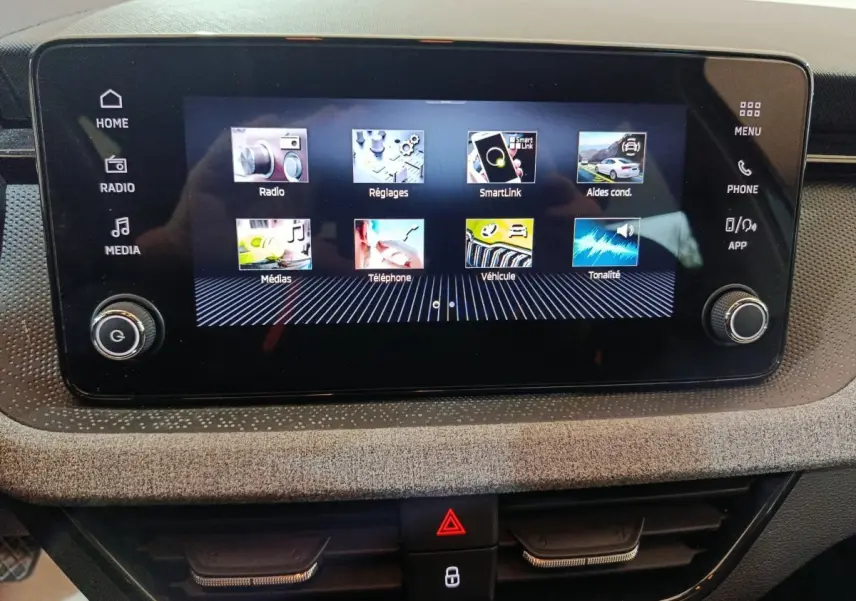 Écran tactile central de 8,25 pouces du Skoda Kamiq 2024, affichant le menu principal multimédia.