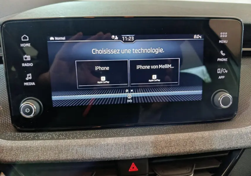 Écran tactile central du tableau de bord du Skoda Kamiq 2024 affichant la connexion Apple CarPlay.