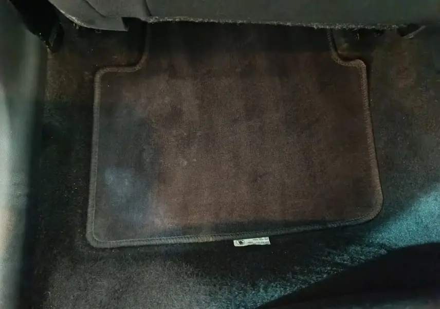 Tapis de sol noir vu en gros plan à l'arrière d'un Skoda Kamiq gris clair 2024.