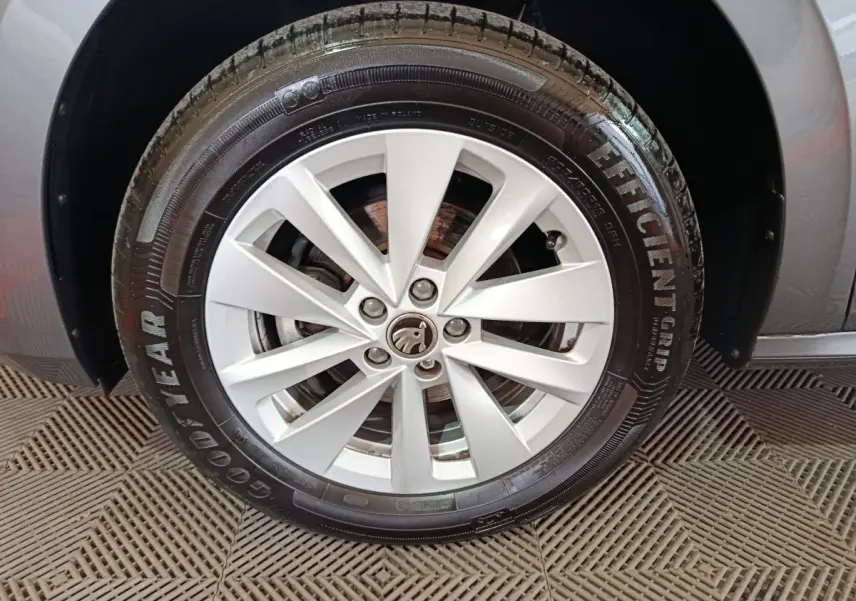 Gros plan sur la roue avant droite grise d’un Skoda Kamiq 2024 avec jante alliage et pneu Goodyear.