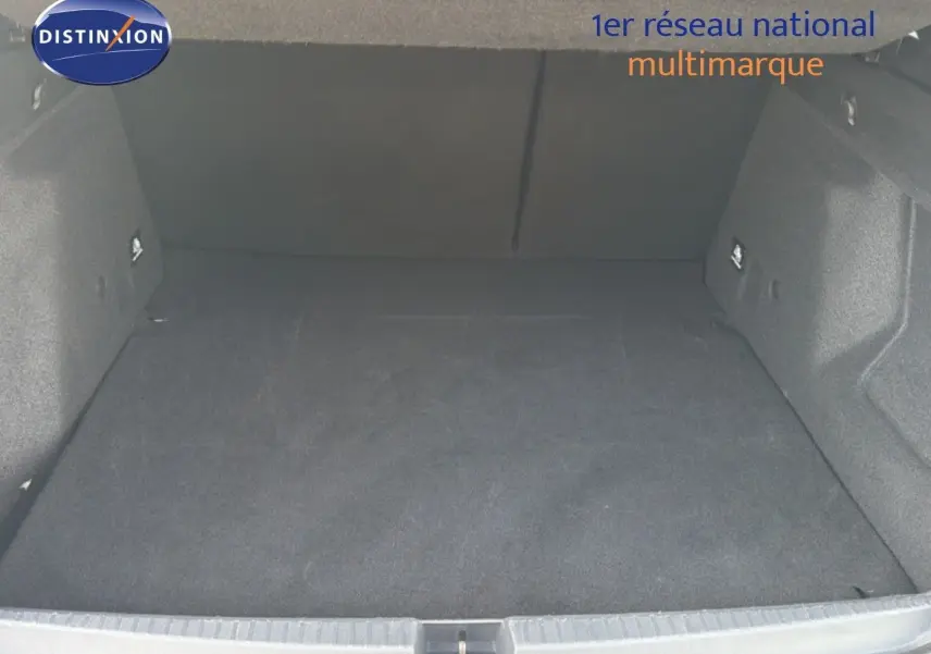 Coffre ouvert vu de face d’un Dacia Duster 2022 Bleu Iron, montrant un espace de chargement vide et propre.