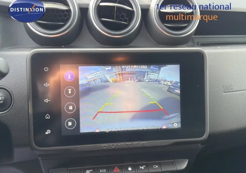 Vue intérieure du tableau de bord du Dacia Duster 2022, écran central affichant la caméra de recul.
