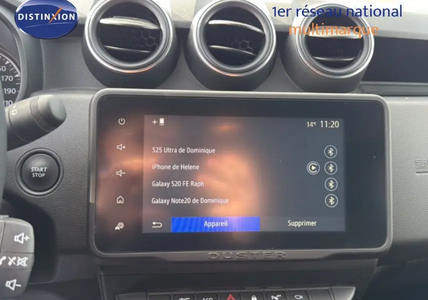 Vue intérieure centrée sur l’écran tactile du tableau de bord du Dacia Duster 2022, avec commandes et aérateurs visibles.