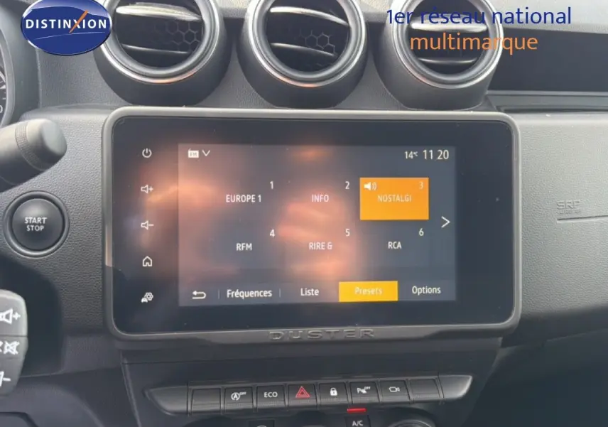 Vue rapprochée de l’écran tactile central du Dacia Duster 2022 avec commandes et aérateurs ronds noirs.