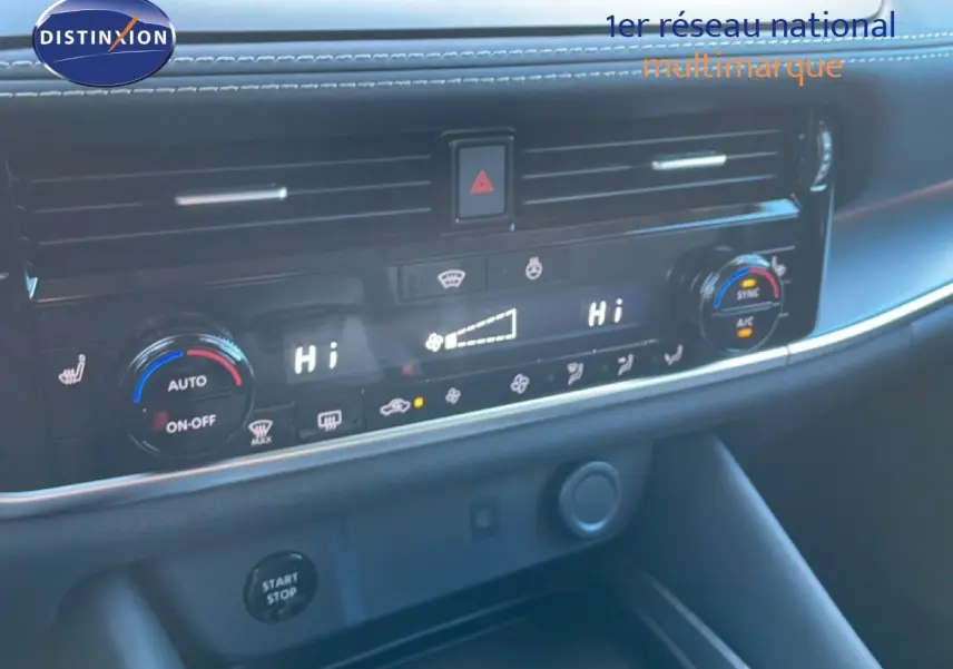 Vue rapprochée de la console centrale du Nissan Qashqai 2025 gris argile, mettant en valeur la climatisation automatique digitale.