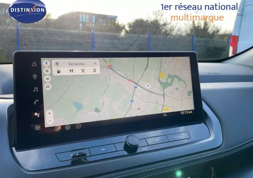 Écran tactile central affichant une carte de navigation dans l’habitacle gris du Nissan Qashqai 1.5 E-POWER 2025.