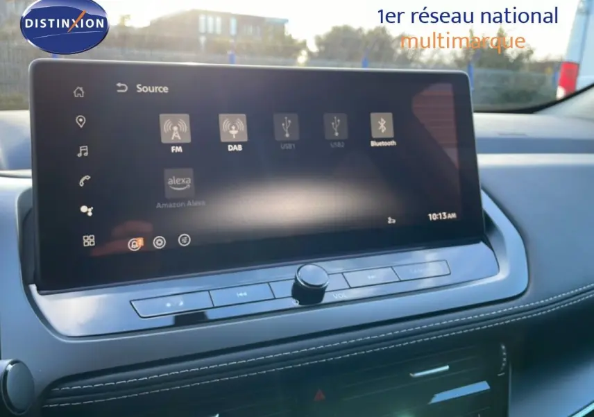 Écran tactile central du Nissan Qashqai 2025, affichant les sources audio, dans un intérieur gris clair.