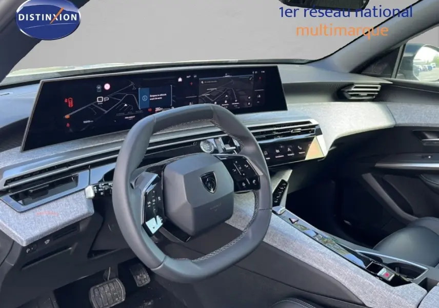 Vue intérieure avant droite du Peugeot 5008 gris Artense, avec tableau de bord numérique et volant compact multifonction.