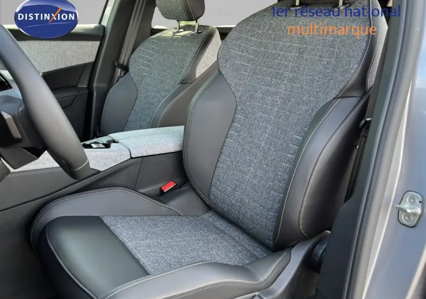 Vue intérieure côté conducteur du Peugeot 5008 2025 gris Artense, sièges tissu et cuir noir avec surpiqûres contrastées.
