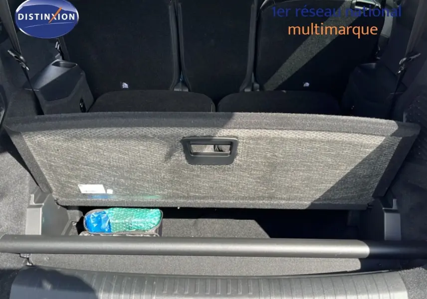 Vue arrière du coffre ouvert du Peugeot 5008 gris Artense Metal, montrant le compartiment de rangement sous plancher.