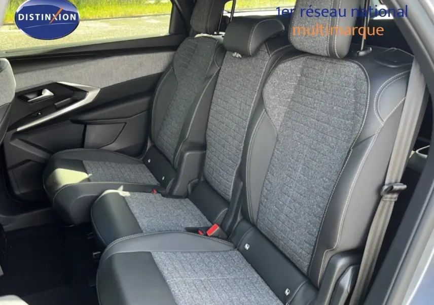 Vue latérale droite des sièges arrière en tissu gris et cuir noir du Peugeot 5008 1.2 Hybrid 145ch 2025, intérieur spacieux.