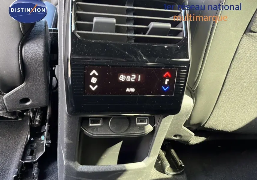 Vue rapprochée de la console arrière du Peugeot 5008 gris Artense, affichant la climatisation et deux ports USB.