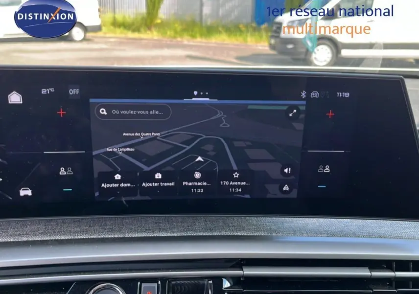 Vue rapprochée de l’écran tactile central du Peugeot 5008 gris Artense, affichant la navigation GPS en mode nuit.