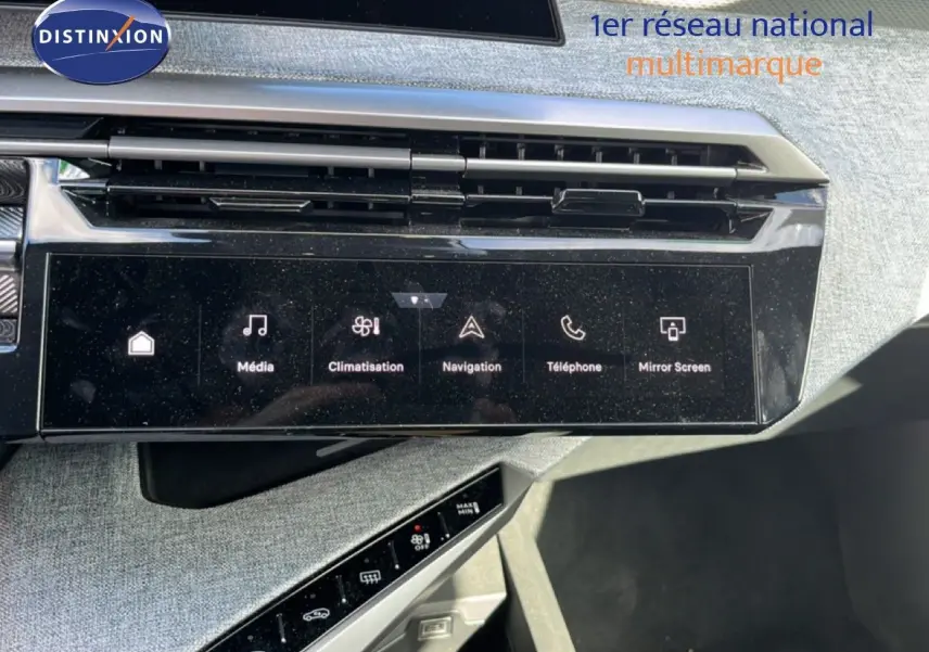 Vue rapprochée de la console centrale tactile du Peugeot 5008 gris Artense, affichant les commandes multimédia et climatisation.