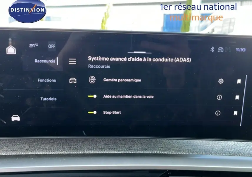 Écran tactile intérieur du Peugeot 5008 2025 affichant le système avancé d'aide à la conduite (ADAS).
