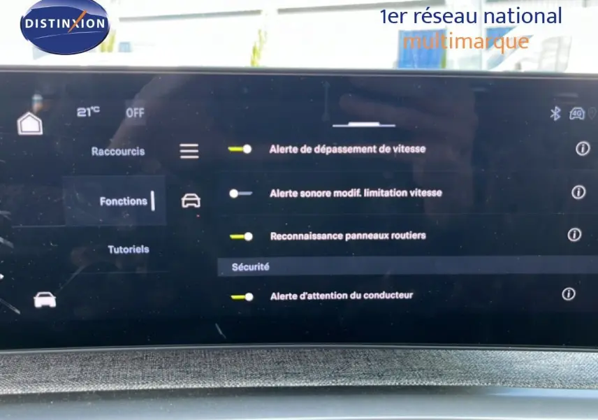 Écran tactile intérieur du Peugeot 5008 2025 affichant les alertes de sécurité et reconnaissance des panneaux routiers.