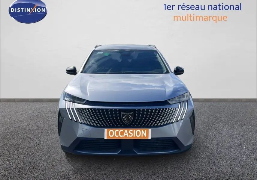 Vue frontale d'un Peugeot 5008 gris Artense Métal avec calandre distinctive et feux LED en griffes.