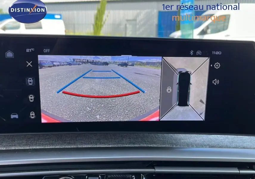 Vue intérieure sur l’écran multimédia affichant la caméra de recul et la vue 360° du Peugeot 5008 gris Artense.