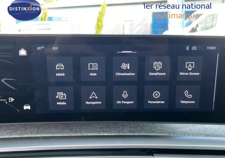 Écran tactile central du Peugeot 5008 gris Artense, affichant les menus de climatisation, navigation et téléphone.
