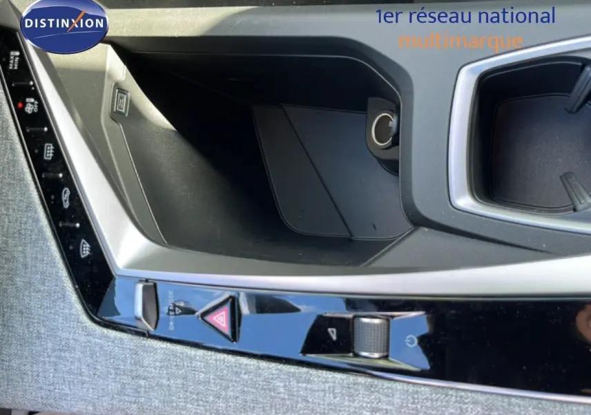 Gros plan sur la console centrale du Peugeot 5008 gris Artense, mettant en valeur les commandes tactiles et le rangement intérieur.
