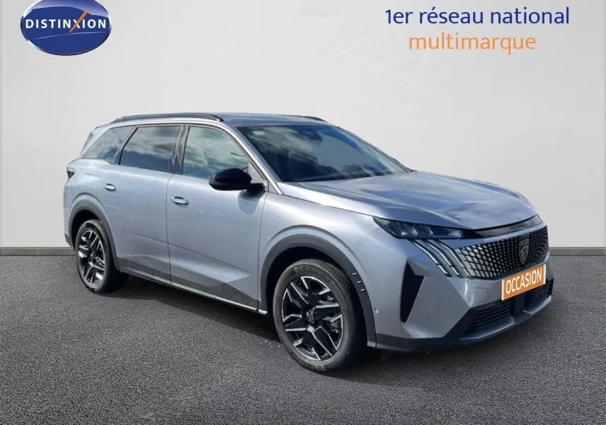 Peugeot 5008 gris Artense métal en 3/4 avant droit, SUV hybride avec calandre distinctive et jantes noires.