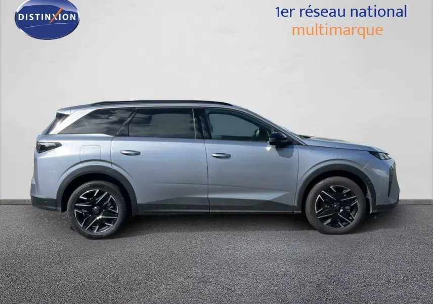 Peugeot 5008 gris Artense métal vu de profil côté gauche, avec jantes noires et toit noir contrasté.