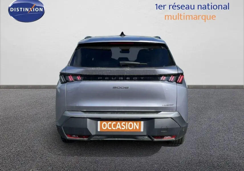 Vue arrière d’un Peugeot 5008 gris Artense métal 2025 avec feux LED caractéristiques et plaque occasion.