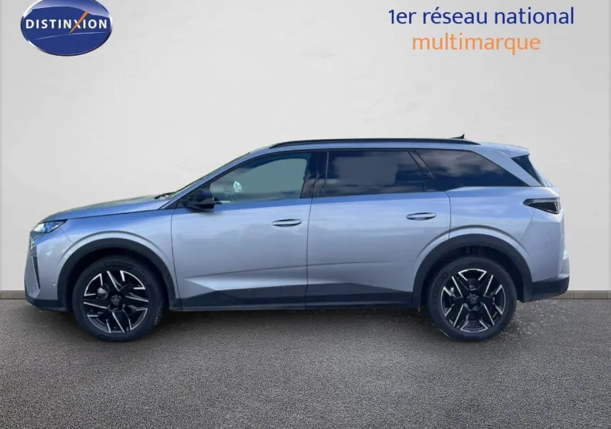 Vue de profil côté gauche d’un Peugeot 5008 gris Artense métal avec jantes noires et toit noir.
