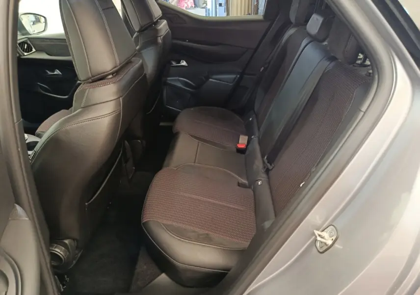 Vue intérieure côté droit des sièges arrière en cuir et tissu marron du DS3 1.2 PureTech 130 gris foncé 2024.