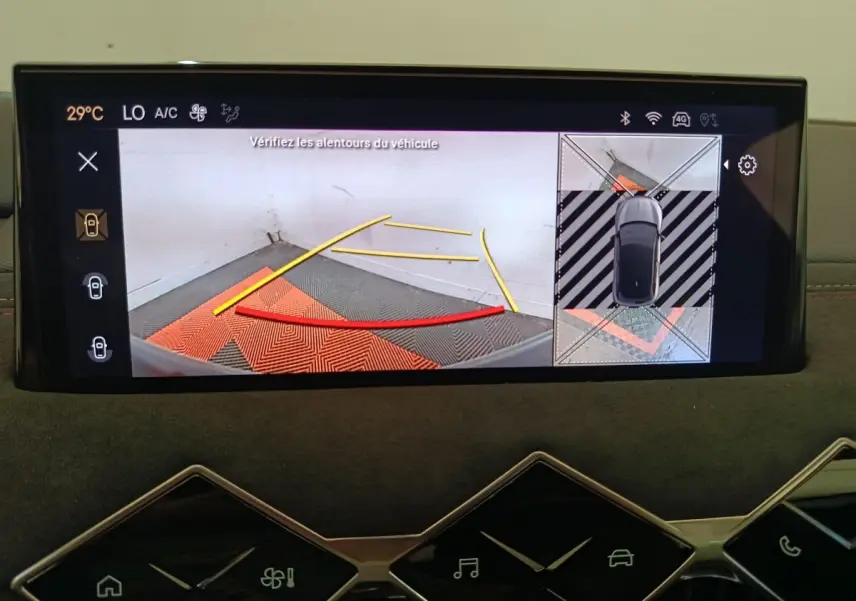 Écran tactile central du DS3 2024 affichant la caméra de recul avec vue 360° et aides au stationnement.
