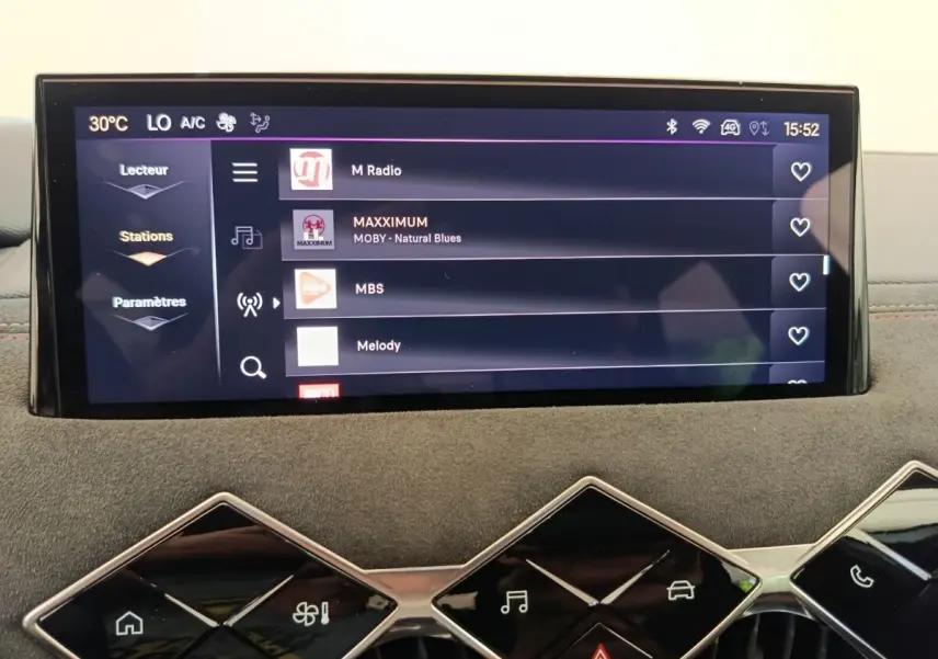 Écran tactile central de 10,3 pouces affichant les stations radio dans l’habitacle du DS3 gris foncé 2024.