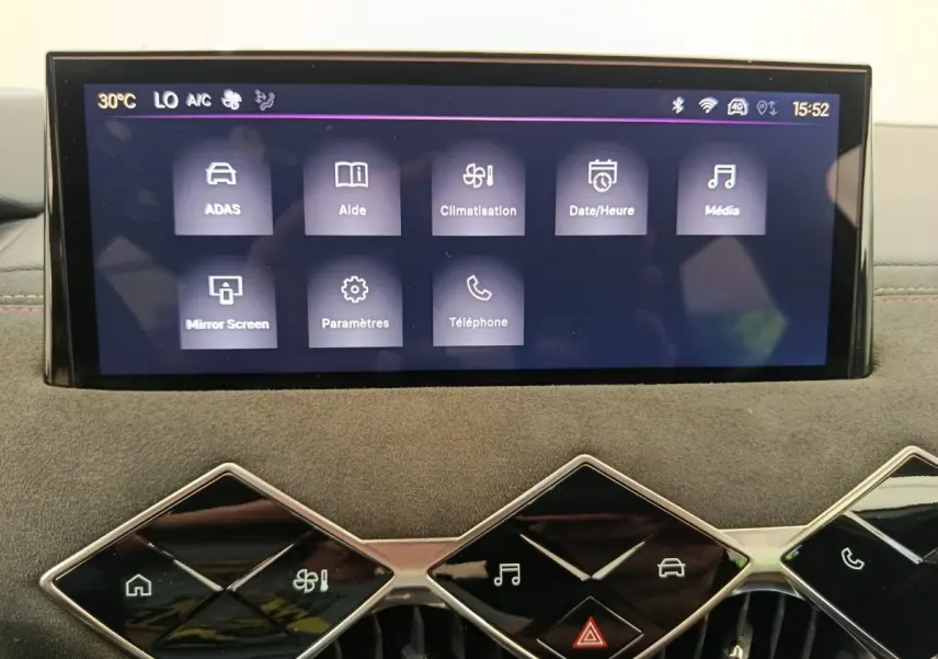 Écran tactile central affichant les menus du système multimédia dans l’habitacle du DS3 1.2 PureTech 130 gris foncé.