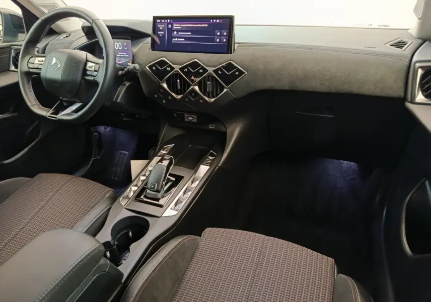 Vue intérieure côté conducteur du tableau de bord et console centrale du DS3 1.2 PureTech 130 gris foncé avec écran tactile et volant cuir multifonctions.