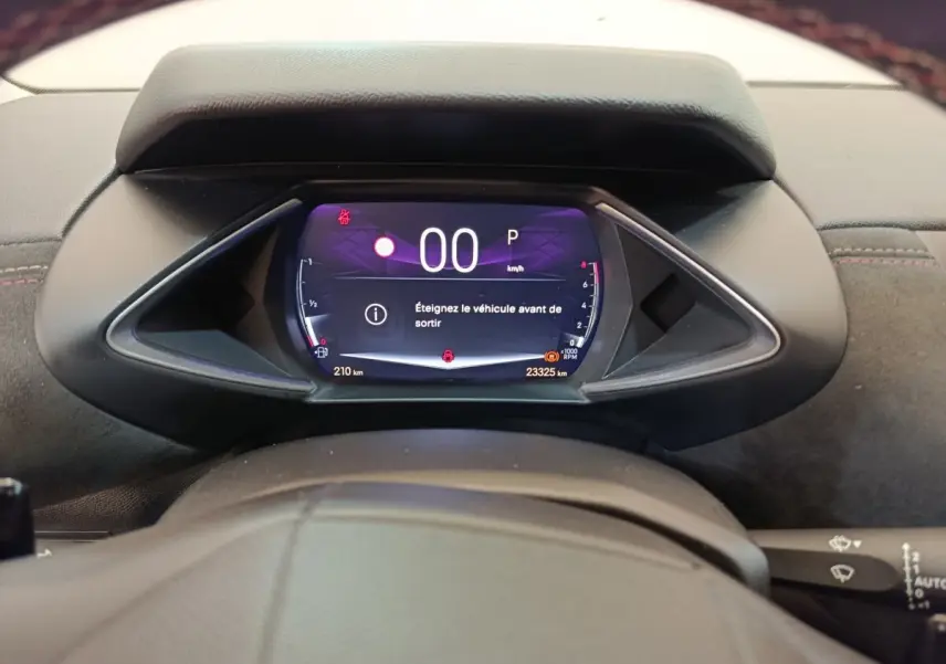 Vue rapprochée du combiné d'instruments numérique du DS3 2024, affichage moderne avec fond noir et détails lumineux.
