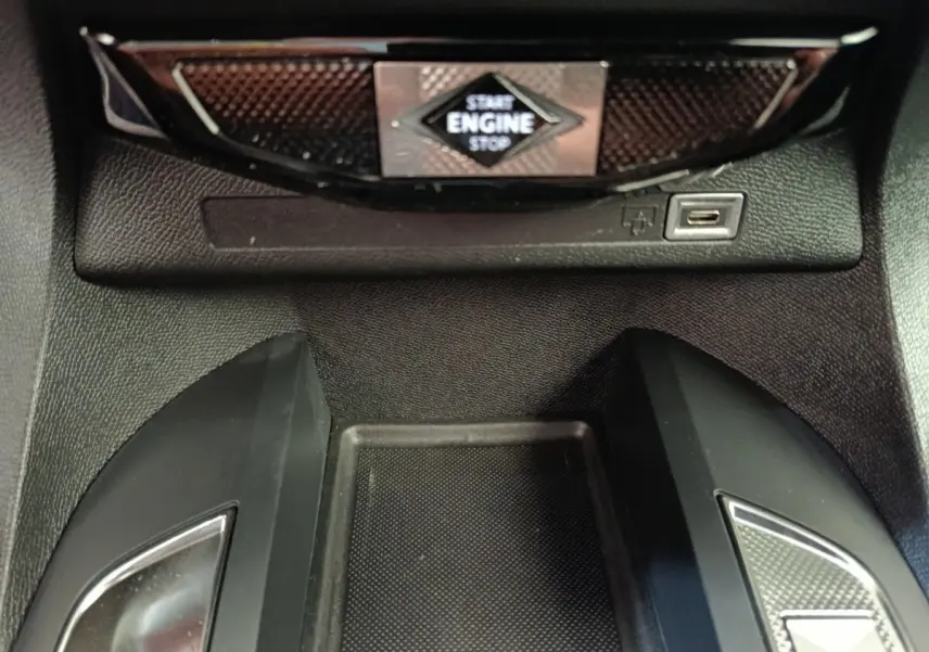 Vue rapprochée de la console centrale du DS3 2024 gris foncé, avec bouton Start/Stop et port USB visible.