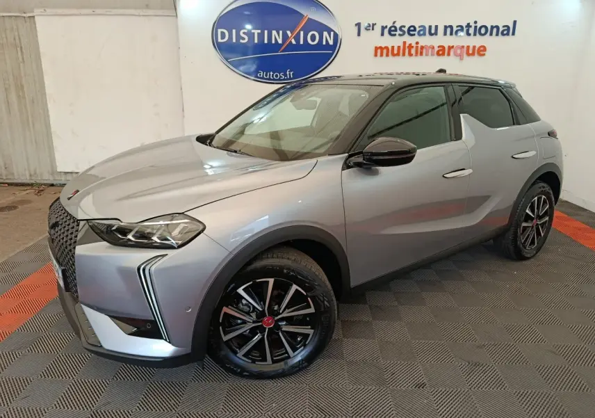 DS3 1.2 PureTech 130 gris foncé, vue 3/4 avant droit, jantes alliage noires et toit noir contrasté.