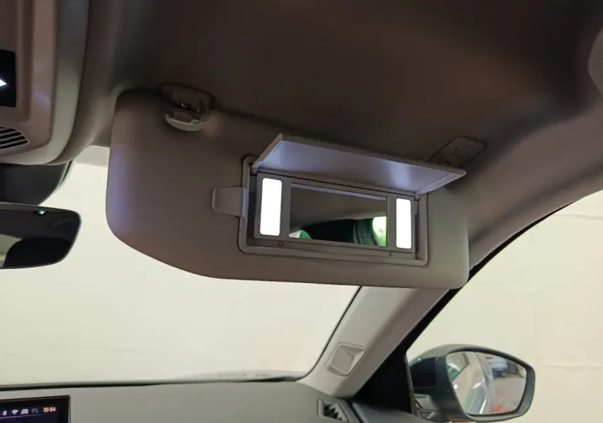 Miroir de courtoisie éclairé sur pare-soleil intérieur côté conducteur du DS3 2024 gris foncé.