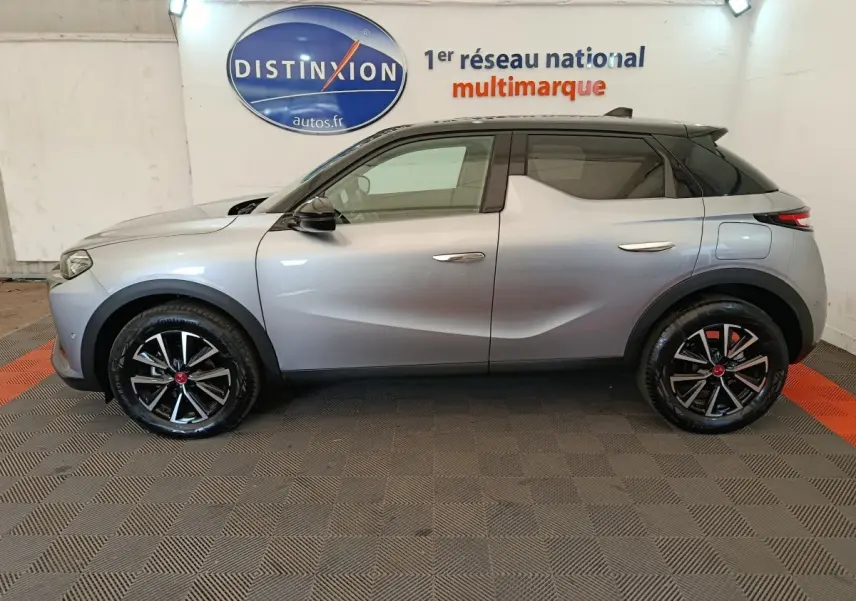 DS3 1.2 PureTech 130 gris foncé vue de profil côté gauche, jantes noires et toit noir contrastant.