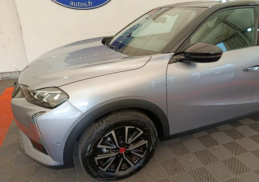 Vue 3/4 avant gauche du DS3 1.2 PureTech 130 gris foncé avec jantes noires et rétroviseur noir brillant.