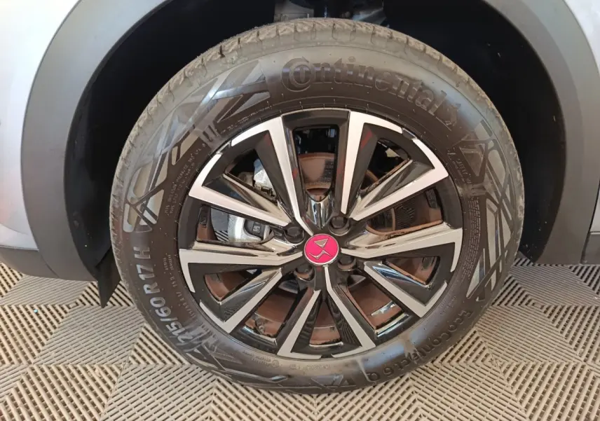 Gros plan sur la roue avant droite d'une DS3 gris foncé avec jante alliage et pneu Continental visible