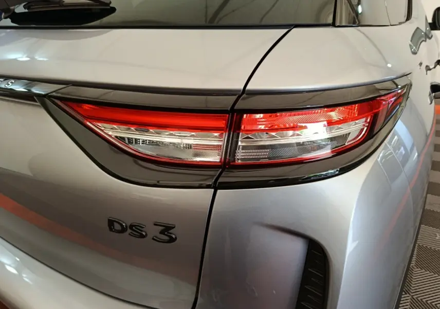 Gros plan sur l'arrière droit gris foncé du DS3 2024 avec feux LED et logo DS3 visible sur le coffre.