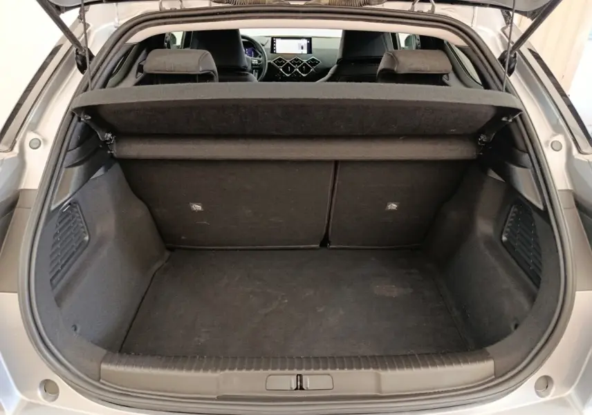Coffre ouvert vu de l'arrière d'une DS3 gris foncé, montrant l'espace de chargement et l'intérieur noir.