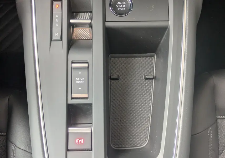 Vue plongeante sur la console centrale noire du Citroën C5 Aircross hybride 2025 avec bouton start/stop et commandes de boîte auto.