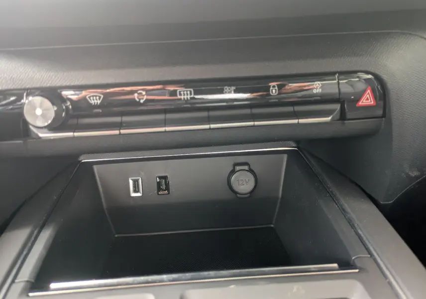 Vue rapprochée de la console centrale du Citroën C5 Aircross gris platinium, avec commandes climatisation et prises USB visibles.